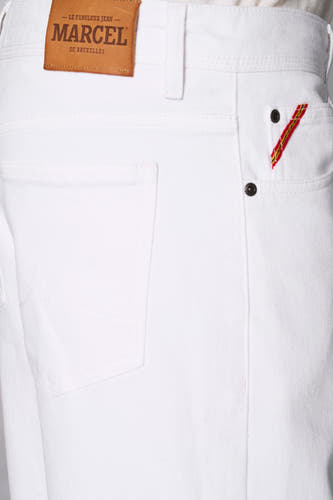 Jean droit blanc en denim par Le Fabuleux Marcel de Bruxelles, avec une bande décorative sur la poche arrière.