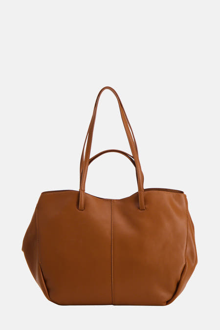 Sac à main brun de Le Fabuleux Marcel de Bruxelles, avec des anses longues et une couture verticale au milieu.
