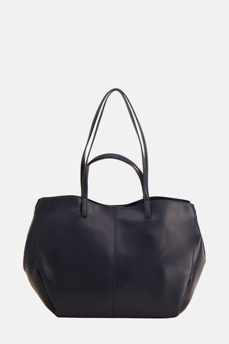 Sac à main bleu de Le Fabuleux Marcel de Bruxelles, avec des anses d'épaules longues et un design minimaliste.