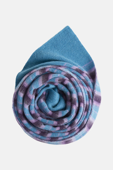 Écharpe d'hiver multicolore de Le Fabuleux Marcel de Bruxelles, enroulée avec un motif à carreaux.