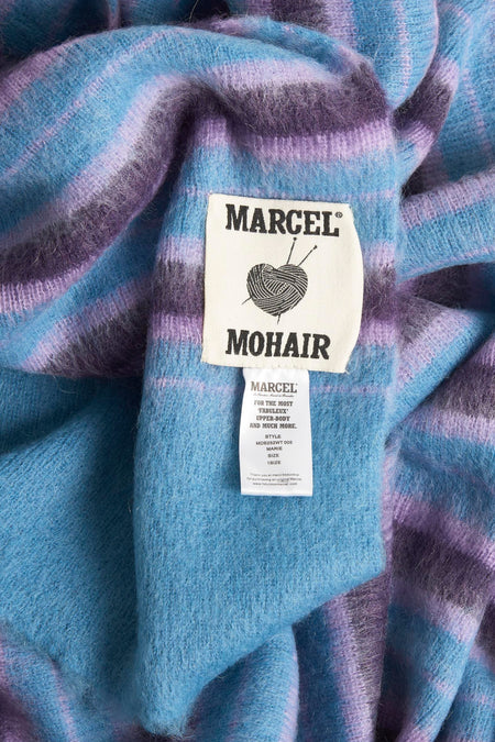 Écharpe d'hiver multicolore de Le Fabuleux Marcel de Bruxelles, avec un motif rayé et une étiquette avec logo.