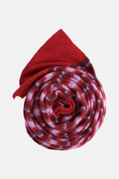 Écharpe d'hiver multicolore de Le Fabuleux Marcel de Bruxelles, enroulée avec un motif rayé rouge et violet.