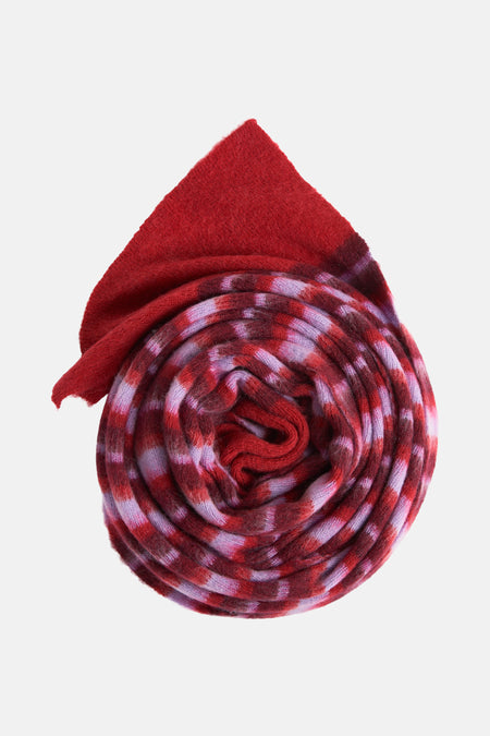 Écharpe d'hiver multicolore de Le Fabuleux Marcel de Bruxelles, enroulée avec un motif rayé rouge et violet.