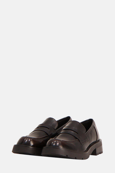 Des chaussures plates brunes de Le Fabuleux Marcel de Bruxelles, vues par derrière.