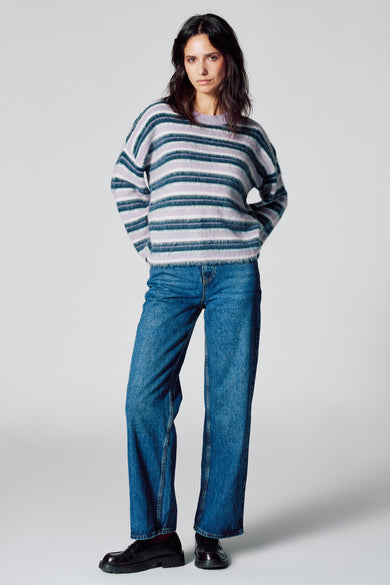 Sweat-shirt multicolore avec col rond de Le Fabuleux Marcel de Bruxelles, à rayures et associé à des jeans et des chaussures noires.