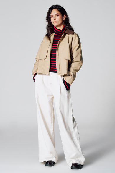 Manteau court beige de Le Fabuleux Marcel de Bruxelles, avec des manches longues et un col marron.