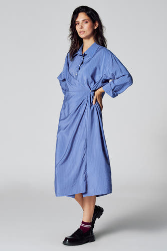 Robe bleue à longues manches de Le Fabuleux Marcel de Bruxelles, avec un motif rayé et des détails noués.