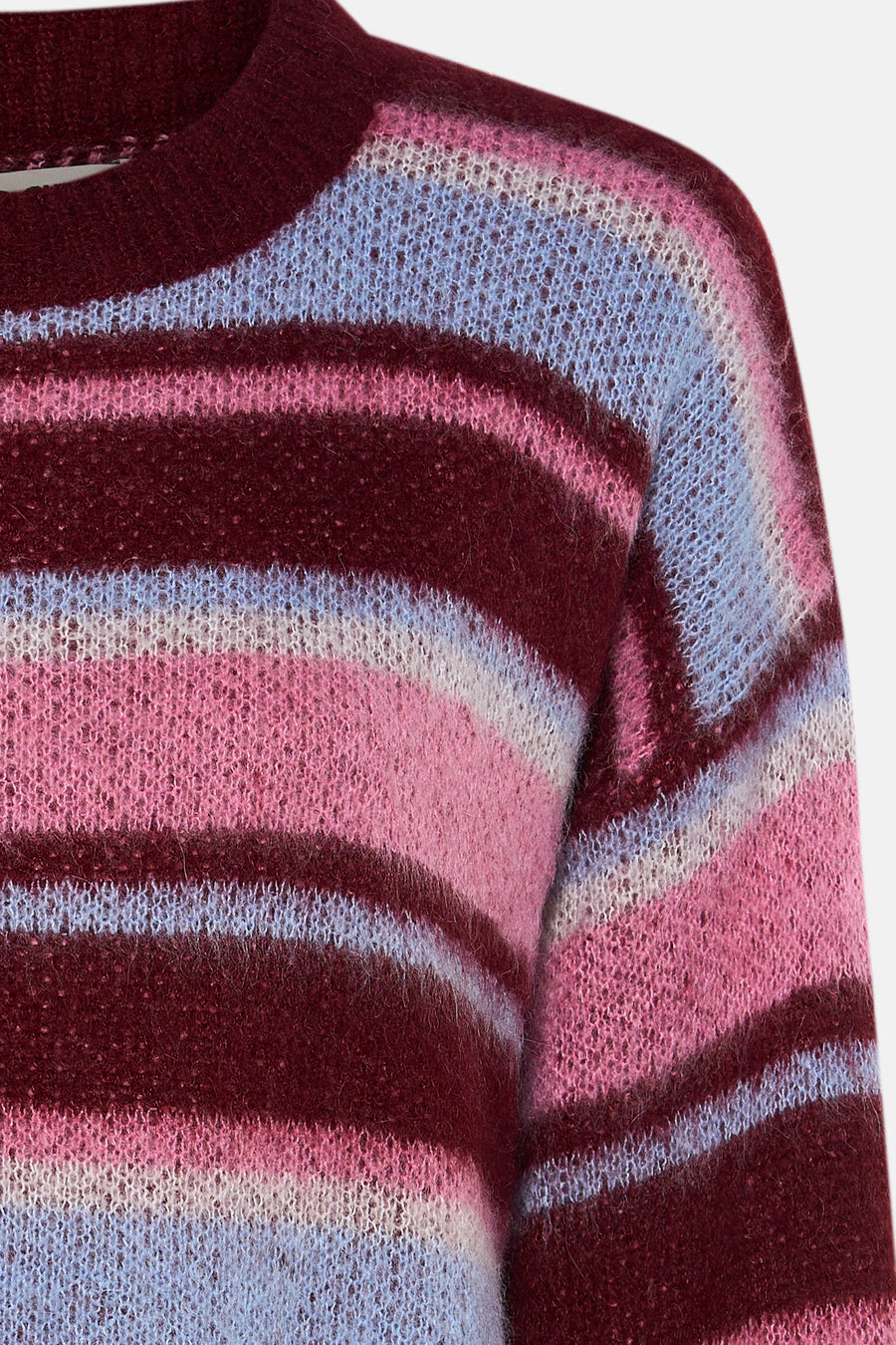 Gestreept gebreide trui in bordeauxrood, roze en blauw.
