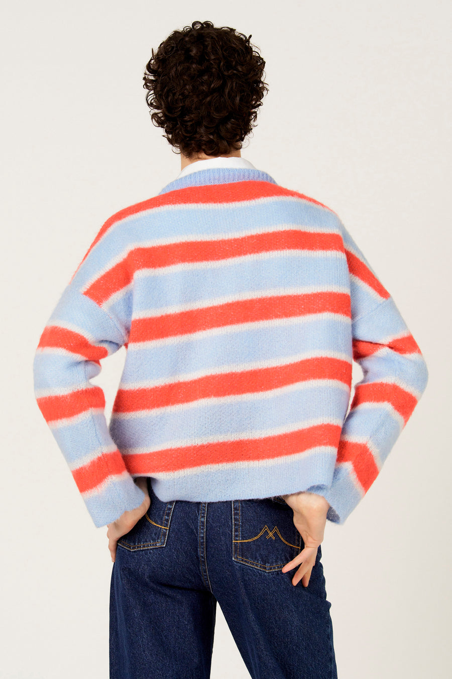 Multikleurige trui met ronde hals van Le Fabuleux Marcel de Bruxelles, met horizontale strepen in blauw en oranje, rugzijde.