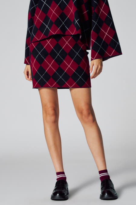 Short skirt in multicolor from Le Fabuleux Marcel de Bruxelles, with argyle plaid pattern in red, black and white.