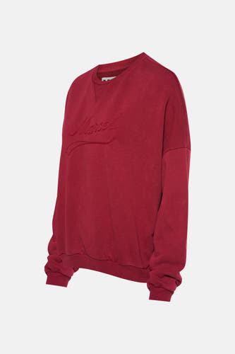 Gilet rouge de Le Fabuleux Marcel de Bruxelles, avec du texte brodé à l'avant.