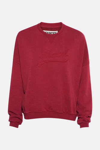 Gilet rouge de Le Fabuleux Marcel de Bruxelles avec texte brodé.