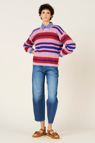 Pull multicolore à col rond de Le Fabuleux Marcel de Bruxelles, avec des rayures horizontales, à combiner avec un jean et des sandales.