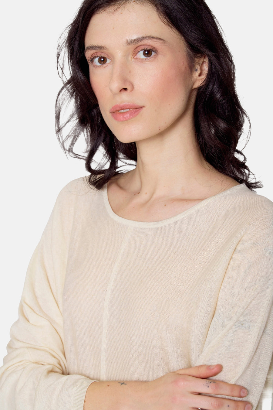 Vrouw in crèmekleurige trui.