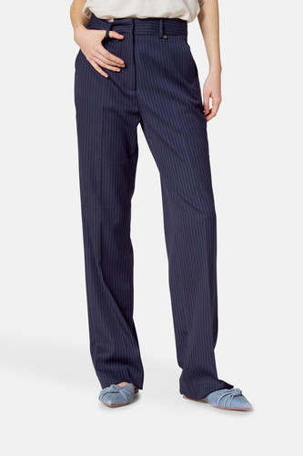 Pantalon de costume bleu Le Le Fabuleux Marcel de Bruxelles, avec une ligne de crayon et des jambes larges, sur un fond blanc.