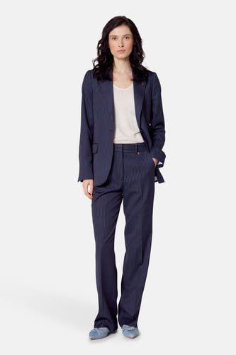 Pantalon de costume bleu Le Le Fabuxux Marcel de Bruxelles, avec une ligne de crayon et porté avec un blazer et un haut.