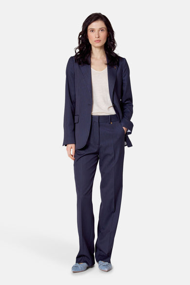Pantalon de costume bleu Le Le Fabuxux Marcel de Bruxelles, avec une ligne de crayon et porté avec un blazer et un haut.