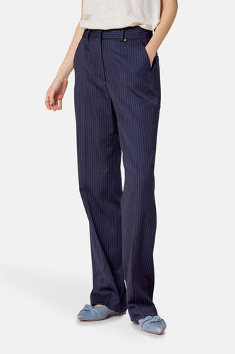 Pantalon de costume bleu avec rayure blanche de Le Fabuleux Marcel de Bruxelles, avec poche poitrine et boutons bleus.