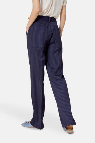 Pantalon de costume bleu avec une ligne de craie de Le Fabuleux Marcel de Bruxelles, doté de poches et d'une fente sur les côtés.