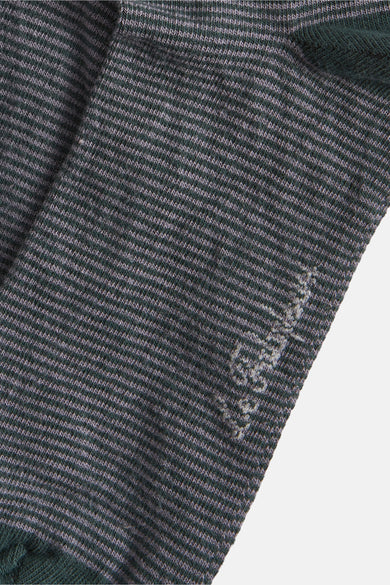 Chaussettes vertes de Le Fabuleux Marcel de Bruxelles, avec un motif à fines rayures et un détail de logo.