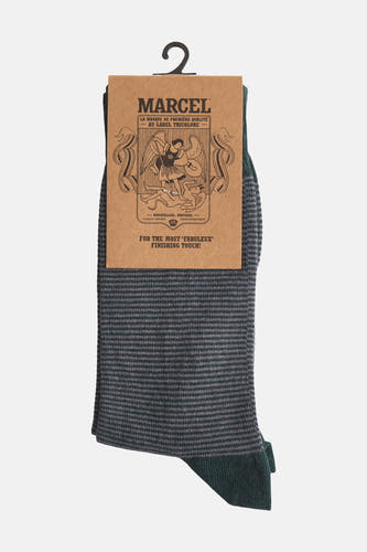 Chaussettes vertes de Le Fabuleux Marcel de Bruxelles, avec un motif rayé subtil et une étiquette cartonnée.