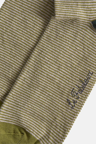 Chaussettes vertes de Le Fabuleux Marcel de Bruxelles, avec un motif fin rayé et un logo visible.