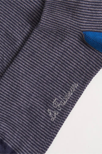 Chaussettes bleues de Le Fabuleux Marcel de Bruxelles, à rayures et avec une semelle bleue contrastante.