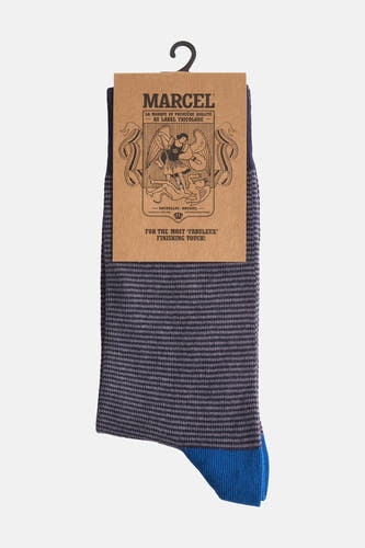 Chaussettes rayées bleues de Le Fabuleux Marcel de Bruxelles, avec des urs bleues et un étiquette cartonnée.