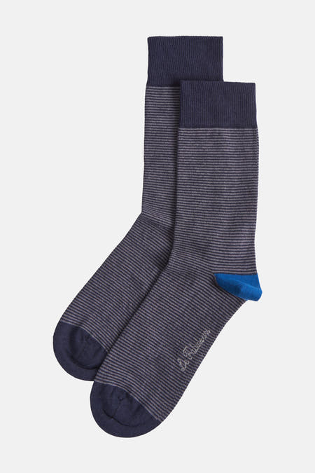 Chaussettes bleues de Le Fabuleux Marcel de Bruxelles, avec des rayures horizontales fines et une pointe bleue.