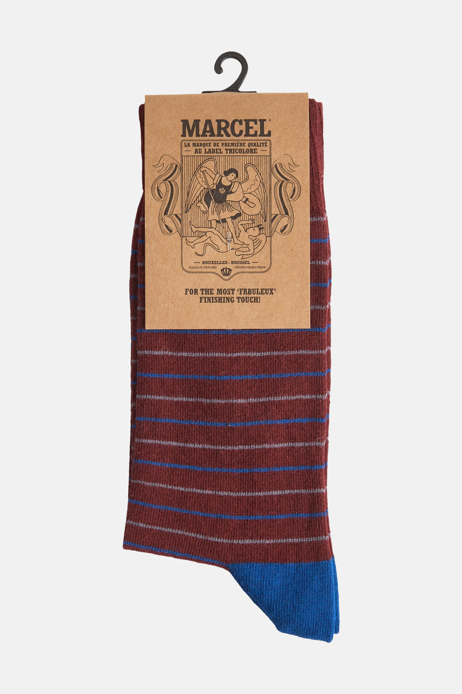Chaussettes de Bordeaux de Le Fabuleux Marcel de Bruxelles avec des rayures bleues et un u bleu, suspendues à un cintre.