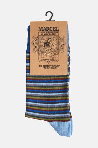 Chaussettes multicolores de Le Fabuleux Marcel de Bruxelles, avec des rayures horizontales dans différentes couleurs et un pied bleu uni.
