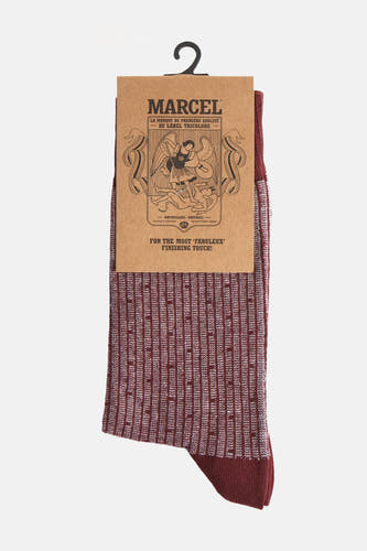 Chaussettes de Bordeaux de Le Fabuleux Marcel de Bruxelles, avec un motif à carreaux rayés et attachées à un cintre.