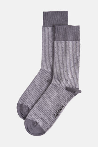 Chaussettes grises de Le Fabuleux Marcel de Bruxelles, avec un motif subtil de fines lignes verticales et une bordure et des orteils gris foncé.