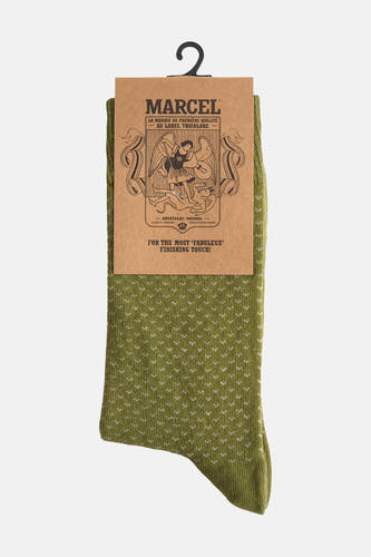 Chaussettes vertes à motif de Le Fabuleux Marcel de Bruxelles, suspendues à un cintre.