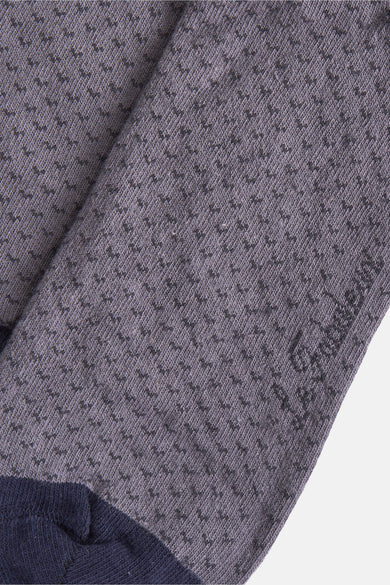 Chaussettes grises de Le Fabuleux Marcel de Bruxelles, avec un fin motif géométrique et une bordure bleu marine.