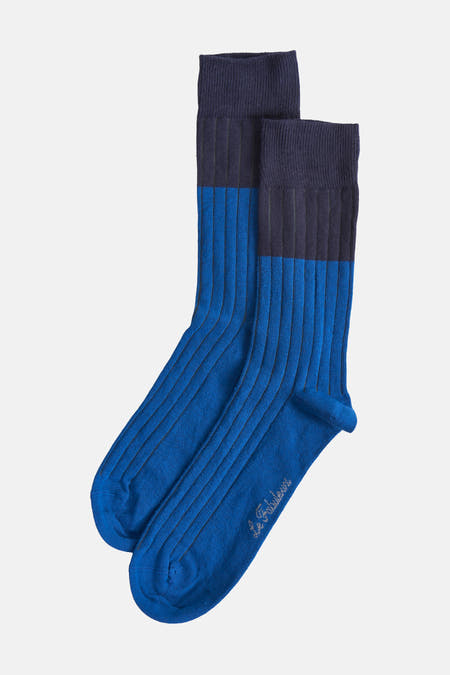 Chaussettes bleues de Le Fabuleux Marcel de Bruxelles, avec une texture rayée et un bord bleu marine.
