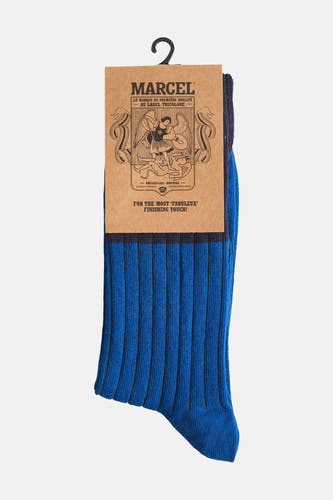 Chaussettes bleues de Le Fabuleux Marcel de Bruxelles, avec des côtes et un bord marineu foncé, suspendues à un étiquette.