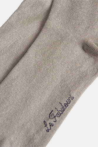 Chaussettes grises de Le Fabuleux Marcel de Bruxelles, avec un fin motif rayé et le logo de la marque sur le côté.