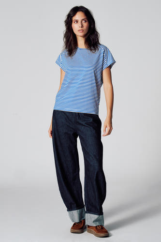 Jean en denim bleu marine à taille élastiquée de Le Fabuleux Marcel de Bruxelles, avec des poches arrière rabattues et des chaussures en suède marron.