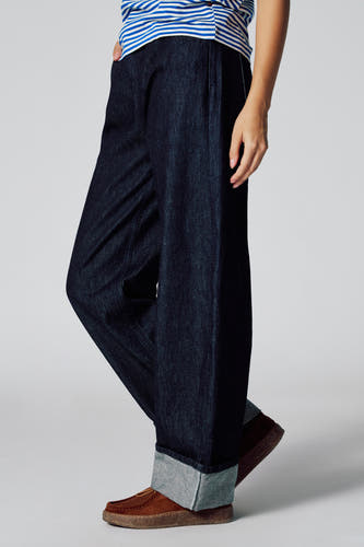 Jean en denim bleu marine LE JEAN BALLOON de Le Fabuleux Marcel de Bruxelles, avec des poches surjetées et des chaussures marrons.