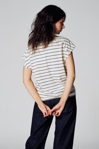 T-shirt beige à manches courtes de Le Fabuleux Marcel de Bruxelles, avec un motif rayé, vu par derrière.