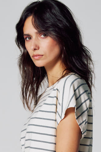 T-shirt beige à manches courtes de Le Fabuleux Marcel de Bruxelles, avec des rayures bleu marine.