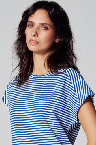 T-shirt bleu à manches courtes de Le Fabuleux Marcel de Bruxelles, avec un motif rayé.