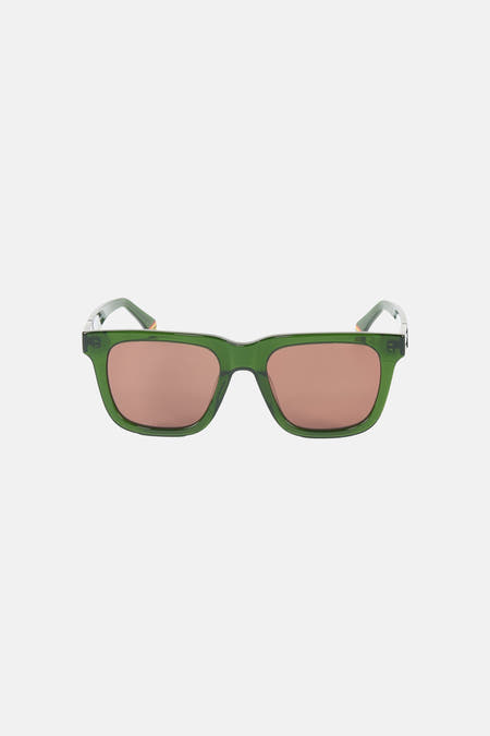 Lunettes de soleil vertes de Le Fabuleux Marcel de Bruxelles, avec verres marron et un détail argenté sur les branches.