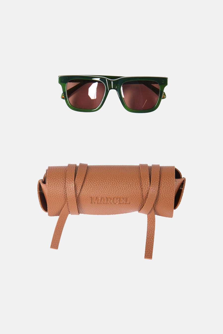 Lunettes de soleil vertes de Le Fabuleux Marcel de Bruxelles, avec un étui en cuir marron avec des sangles et le nom de la marque.