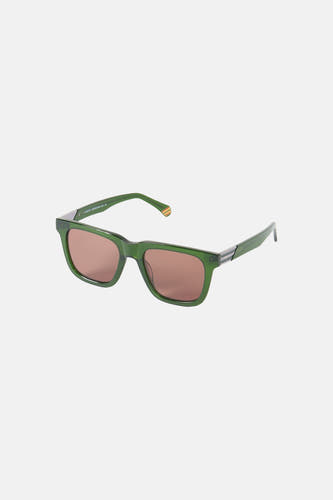 Groene zonnebril van Le Fabuleux Marcel de Bruxelles, met bruine glazen en een zilverkleurig detail op de veren.