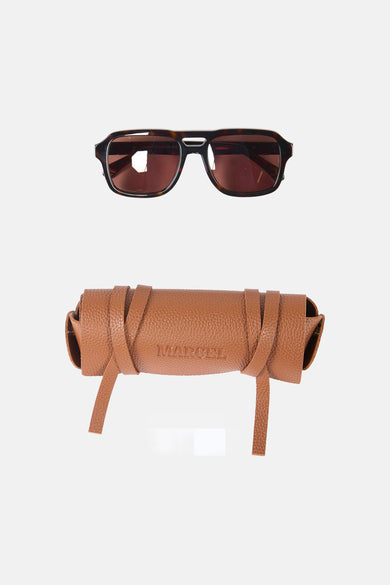 Lunettes de soleil marron de Le Fabuleux Marcel de Bruxelles, avec un étui en cuir marron assorti.
