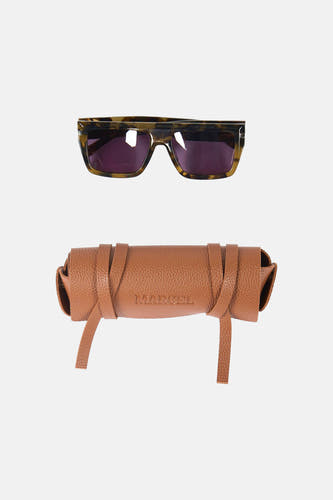 Lunettes de soleil marron de Le Fabuleux Marcel de Bruxelles, avec une monture tachetée et un étui en cuir marron avec des sangles.