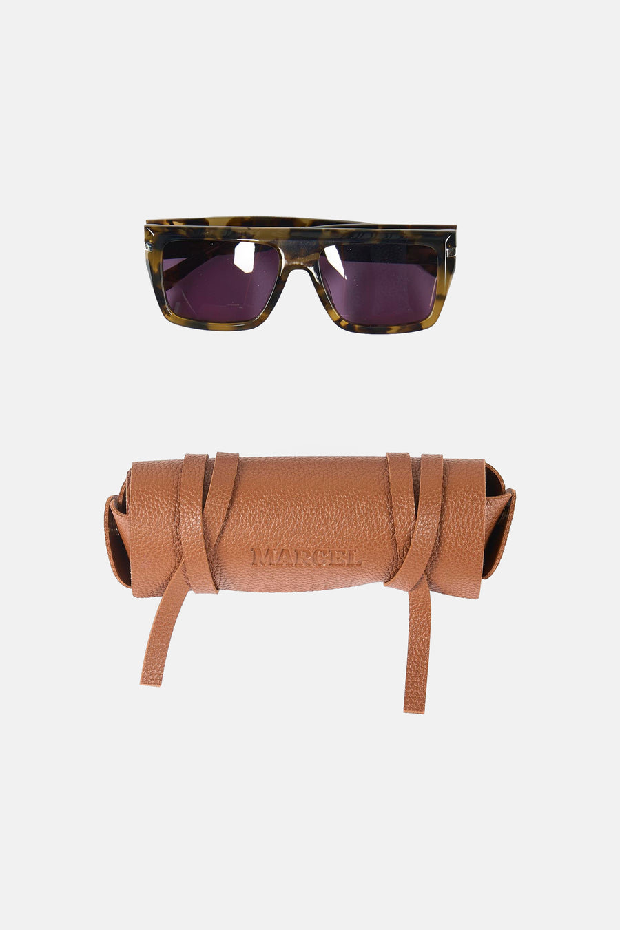 Lunettes de soleil marron de Le Fabuleux Marcel de Bruxelles, avec une monture tachetée et un étui en cuir marron avec des sangles.
