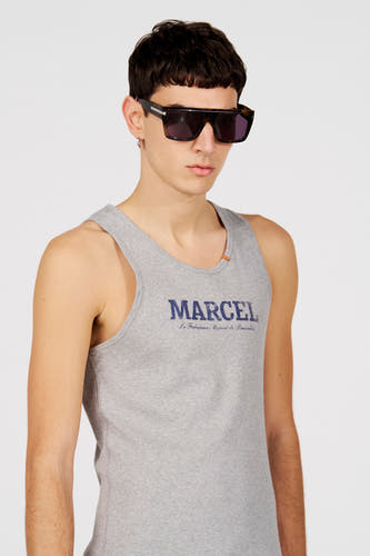 Lunettes de soleil marron de Le Fabuleux Marcel de Bruxelles, avec une monture angulaire et des verres foncés.